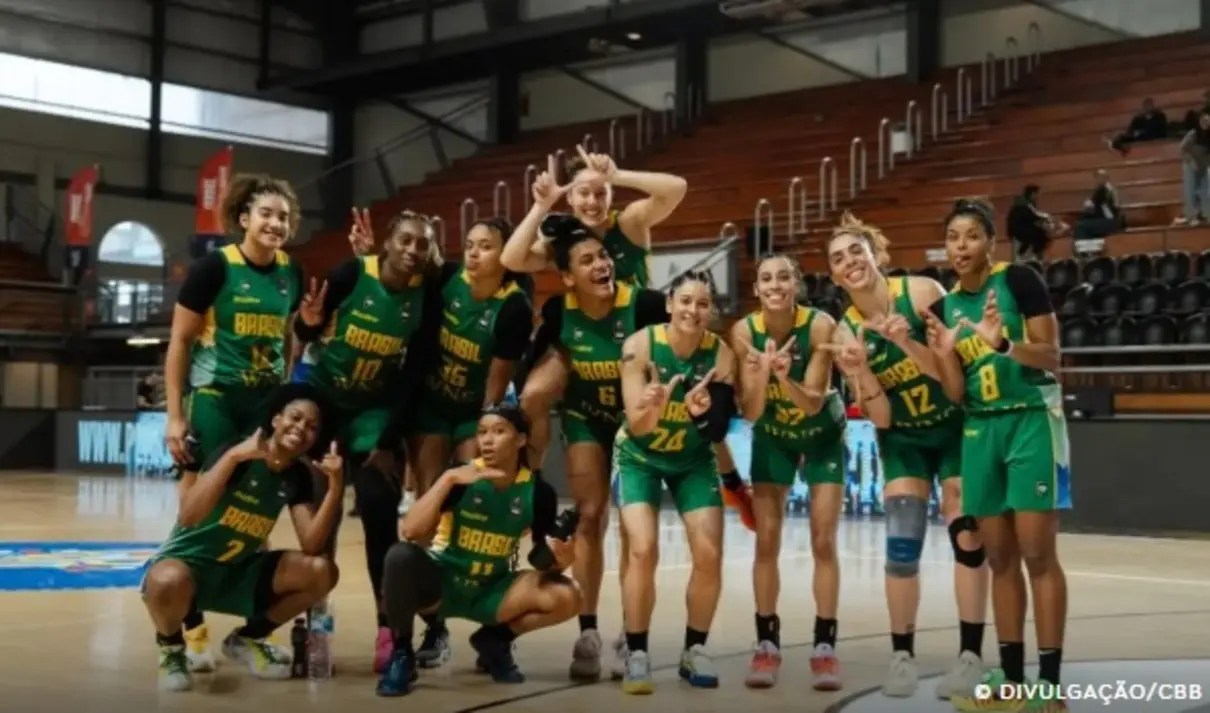 O time do Brasil Basquete Feminino celebra a vitória contra o Chile na estreia do Campeonato Sul-Americano.