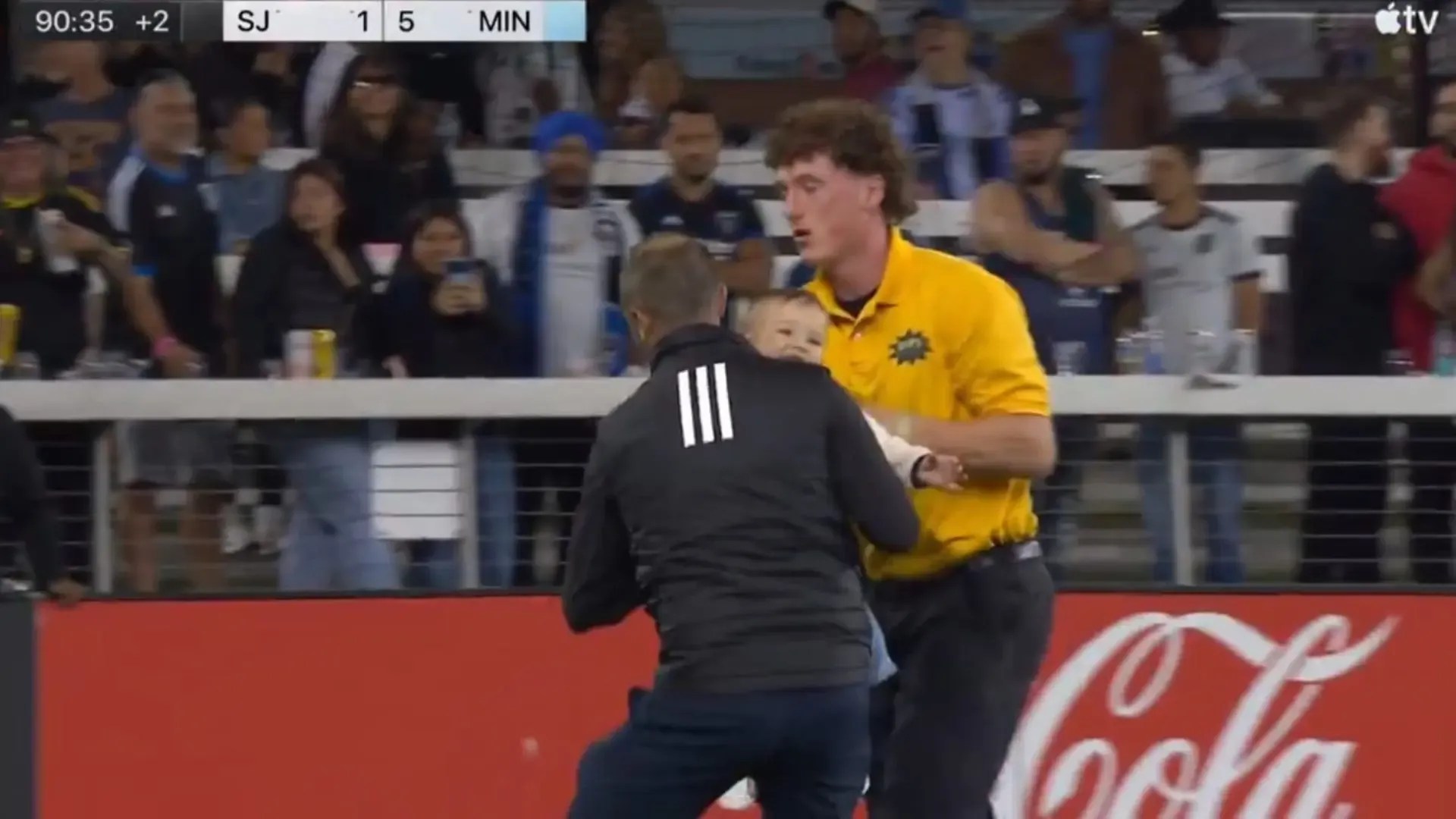 Bebê invade campo de futebol nos EUA durante partida da MLS e rouba a cena