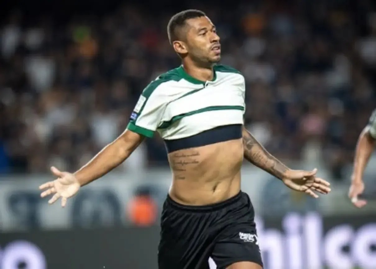 Jogadores do Coritiba comemoram gol de virada sobre o Remo no Mangueirão.