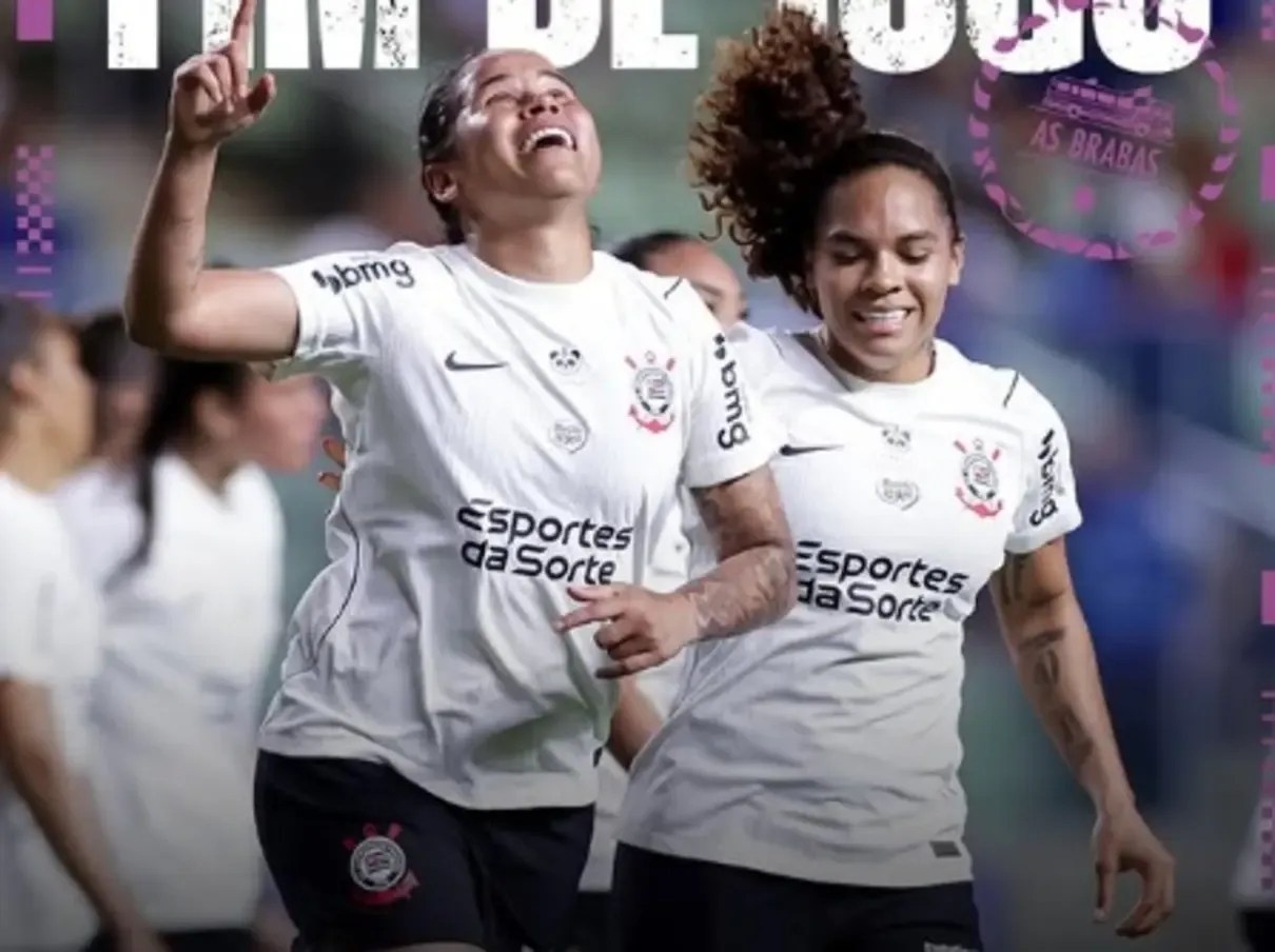 Jogadoras do Corinthians celebram gol nos acréscimos contra o Cruzeiro pelo Brasileirão Feminino.