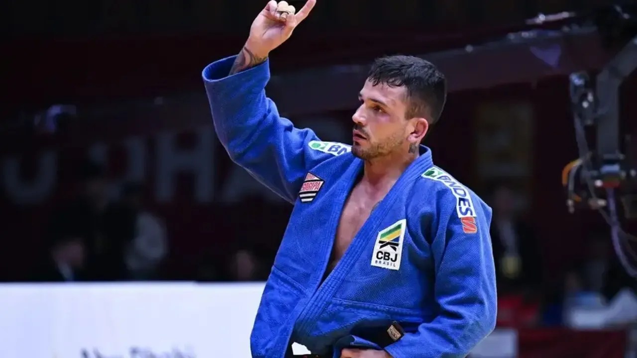 Daniel Cargnin comemora medalha de ouro no Grand Slam de Lausanne de judô