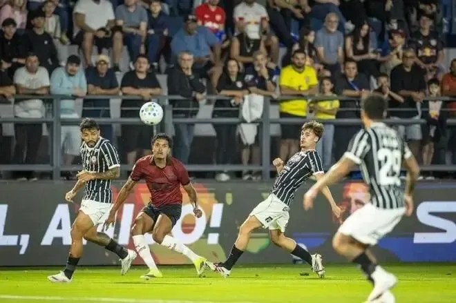 Lucas Barbosa, Breno Bidon e Matheus Bidu em RB Bragantino x Corinthians pelo Brasileirão. (Foto: Ari Ferreira/RB Bragantino)
