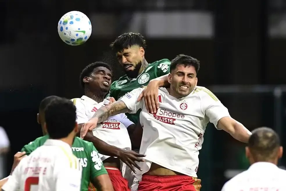 Félix Torres e Maripán durante Palmeiras x Inter no Nubank Park. (Foto: Marcos Ribolli)