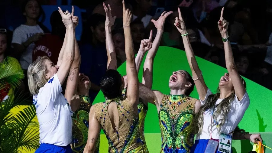 Conjunto brasileiro de ginástica rítmica celebra medalha de bronze no Mundial de Frankfurt. Crédito: Ivan Carvalho/CBG