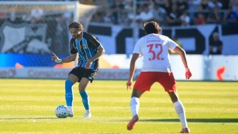 Jogadores do Red Bull Bragantino e Grêmio em ação durante partida do Brasileirão em Bragança Paulista.