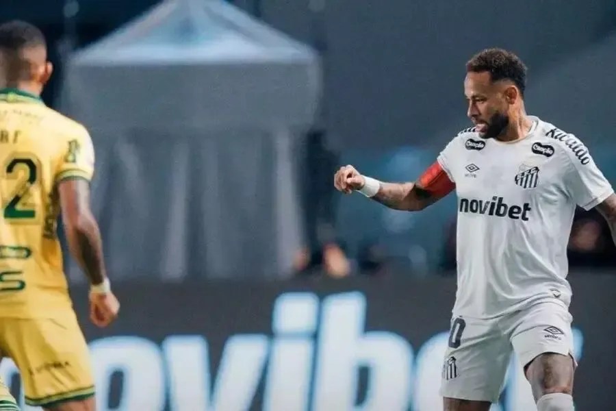 Neymar durante partida entre Santos e Mirassol pelo Campeonato Brasileiro na Vila Belmiro