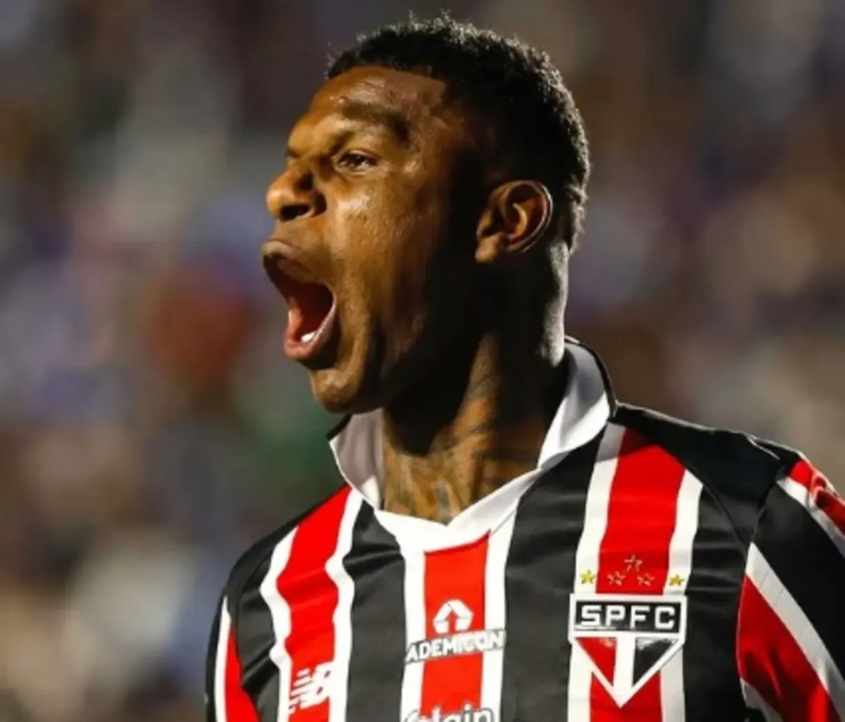 Jogadores do São Paulo e Bolívar em campo no Estádio Hernando Siles, em La Paz, pela Sul-Americana