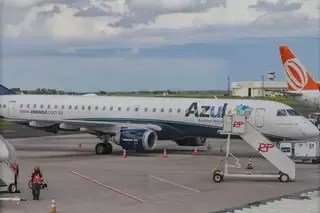 Avião da Azul no Aeroporto de Campo Grande; sem voo direto, viagem para Cuiabá leva cinco vezes mais tempo
