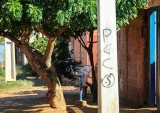 Pichação da sigla PCC em poste de rua em bairro de Campo Grande (MS)