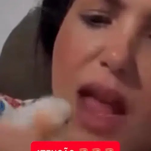 Ex-vereadora Simone Xucra segura pintinho e gera revolta nas redes sociais