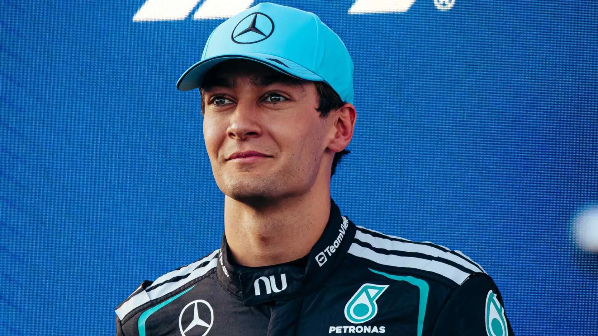 George Russell comemora vitória por 0,1 segundo sobre Verstappen no GP do Azerbaijão
