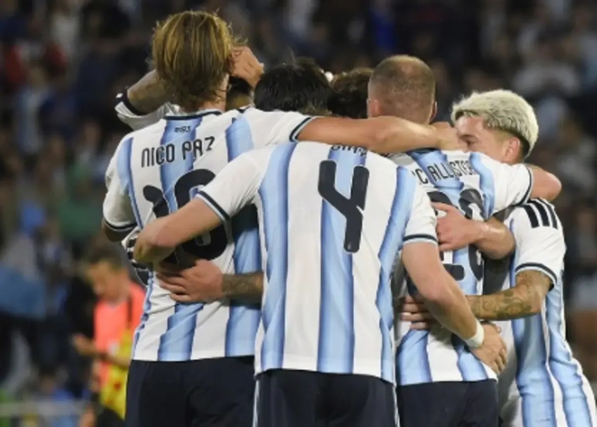 Argentina goleia Bolívia sem Messi; Flaco Lopez comemora primeiro gol pela seleção