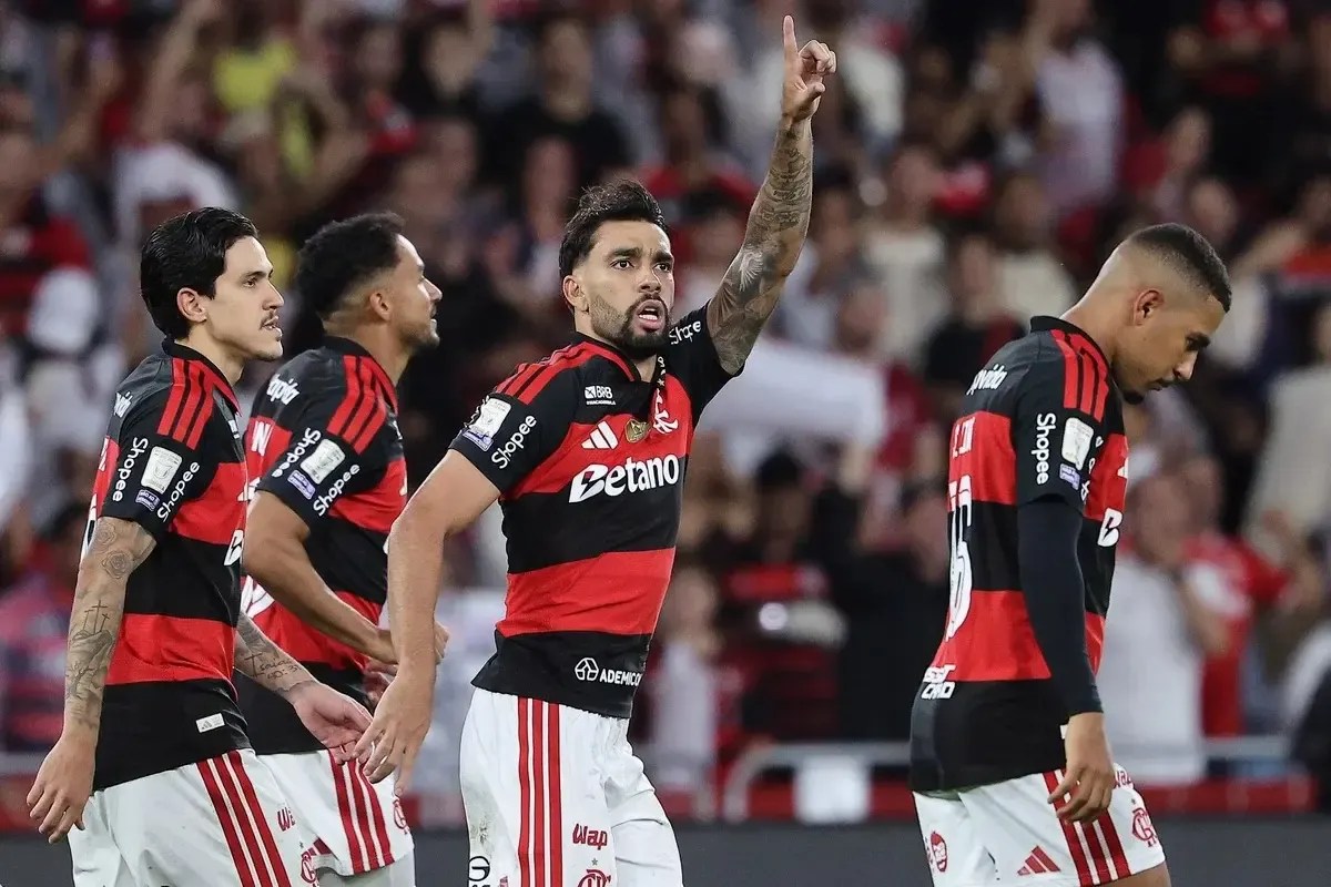 Flamengo vence Corinthians e reassume liderança do Brasileirão no Maracanã