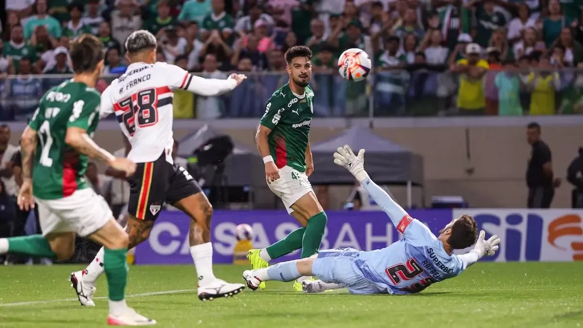 Palmeiras e São Paulo durante o clássico Choque-Rei pelo Brasileirão