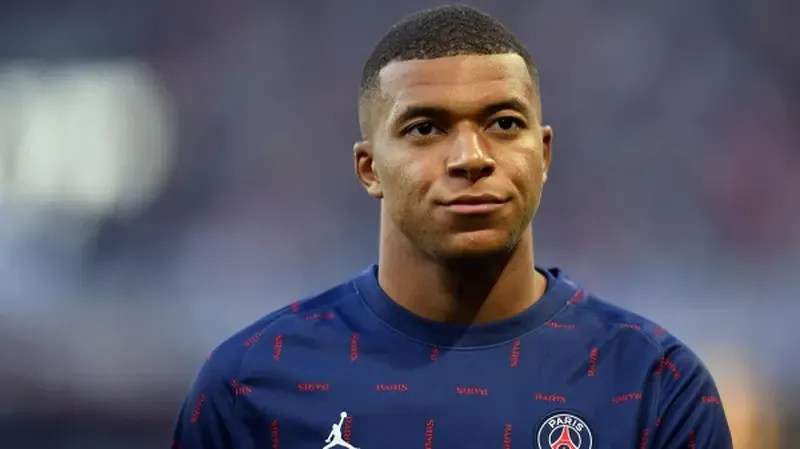 Mbappé afirma estar 100% concentrado no PSG e despista sobre interesse do Real Madrid.