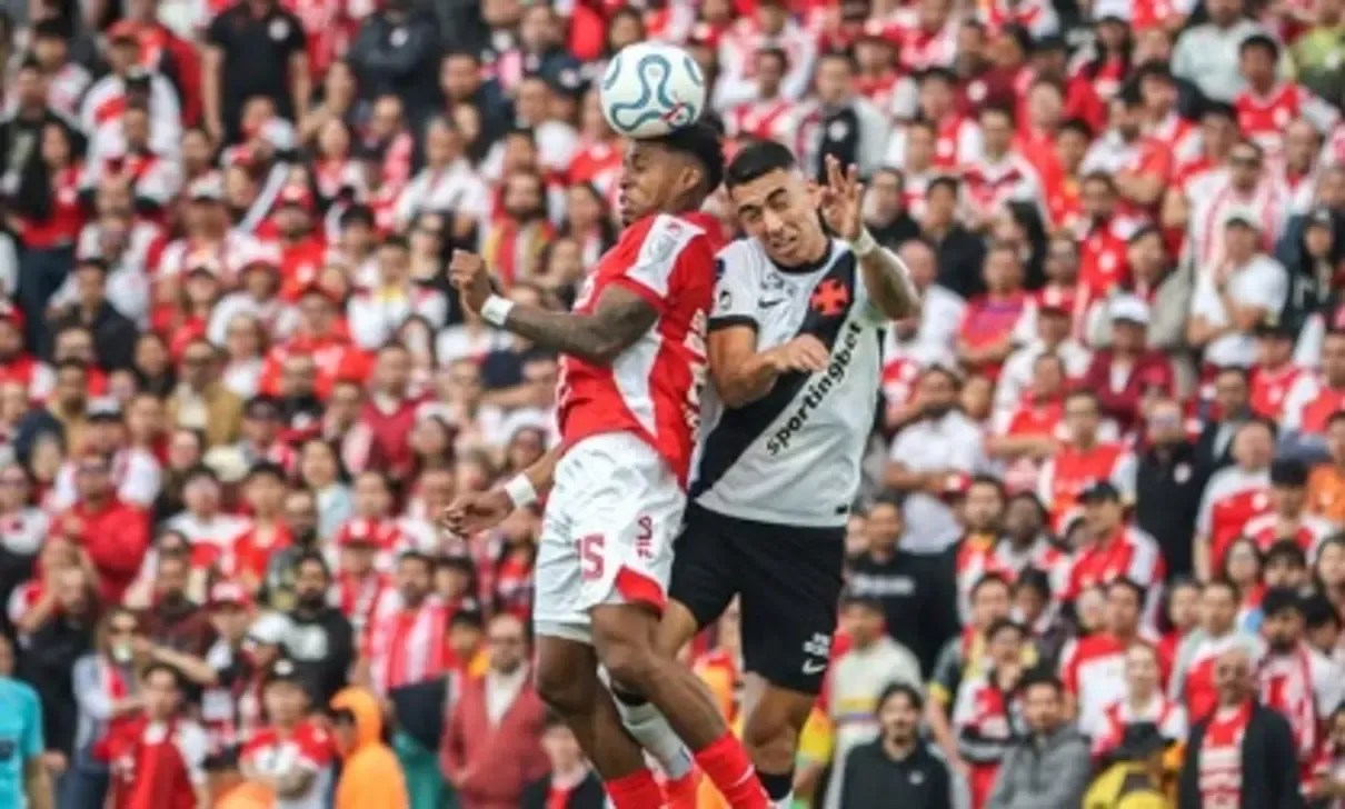 Jogadores do Vasco em campo contra o Santa Fe pela Sul-Americana
