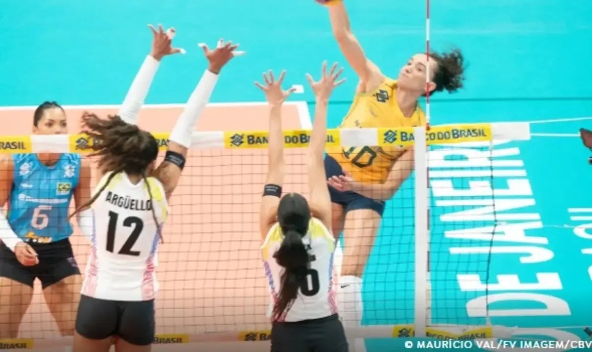 Seleção brasileira de vôlei feminino comemora vitória sobre a Venezuela na estreia do Sul-Americano no Maracanãzinho