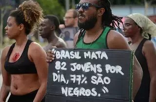 Manifestantes em protesto contra mortes de pessoas negras no Brasil; STF mantém racismo estrutural e cobra ações.