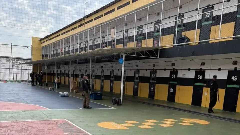 Agentes do Gaeco durante operação contra policiais penais suspeitos de facilitar entrada de ilícitos em presídio