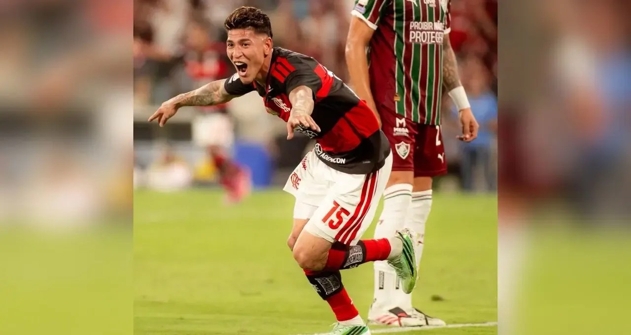 Carrascal comemora gol no Fla-Flu; Flamengo vence Fluminense e mantém liderança no Brasileirão