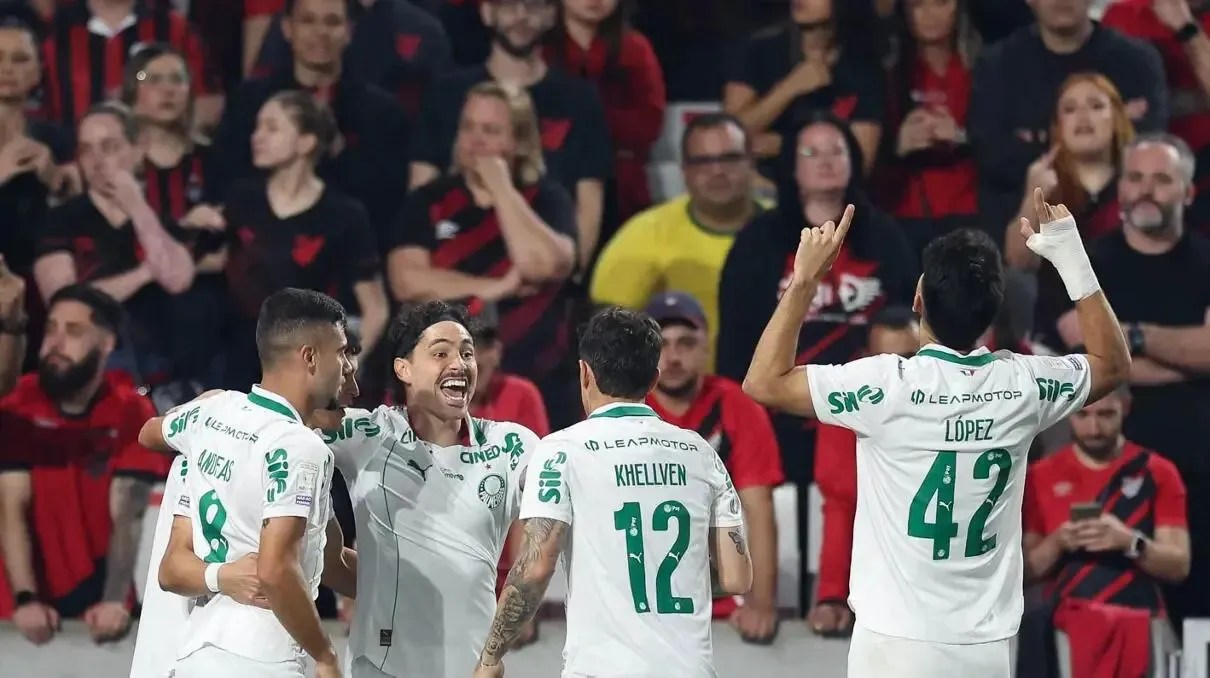 Palmeiras vence Athletico-PR e assume liderança do Brasileirão com vitória por2 a0