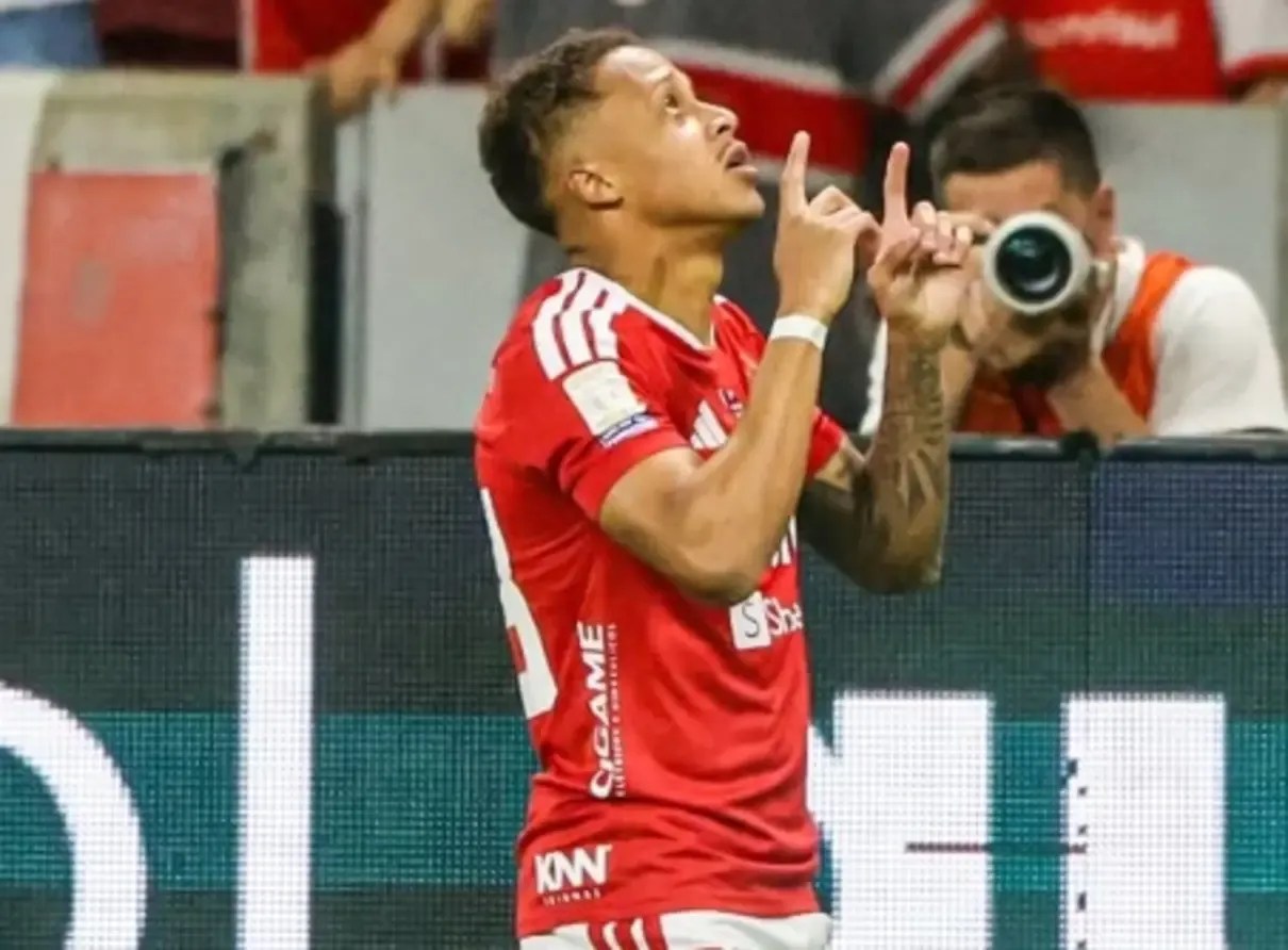 Corinthians acerta três bolas na trave mas perde para Inter e sofre sétima derrota seguida no Brasileirão