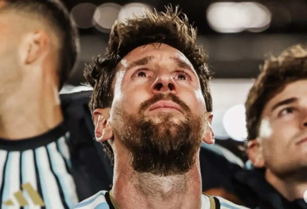 Messi é ovacionado pela torcida argentina em seu último jogo pela seleção, comemorando gol de pênalti contra Benin