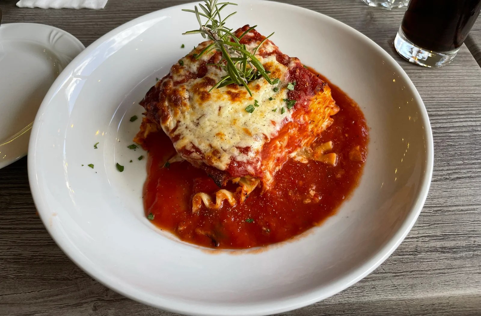 Restaurant Bellissimo is located at 484 Lakeshore Dr, Dorval, Quebec.  You can dine-in, use a curbside pickup or get delivery.  The phone number is (514) 631-7074.