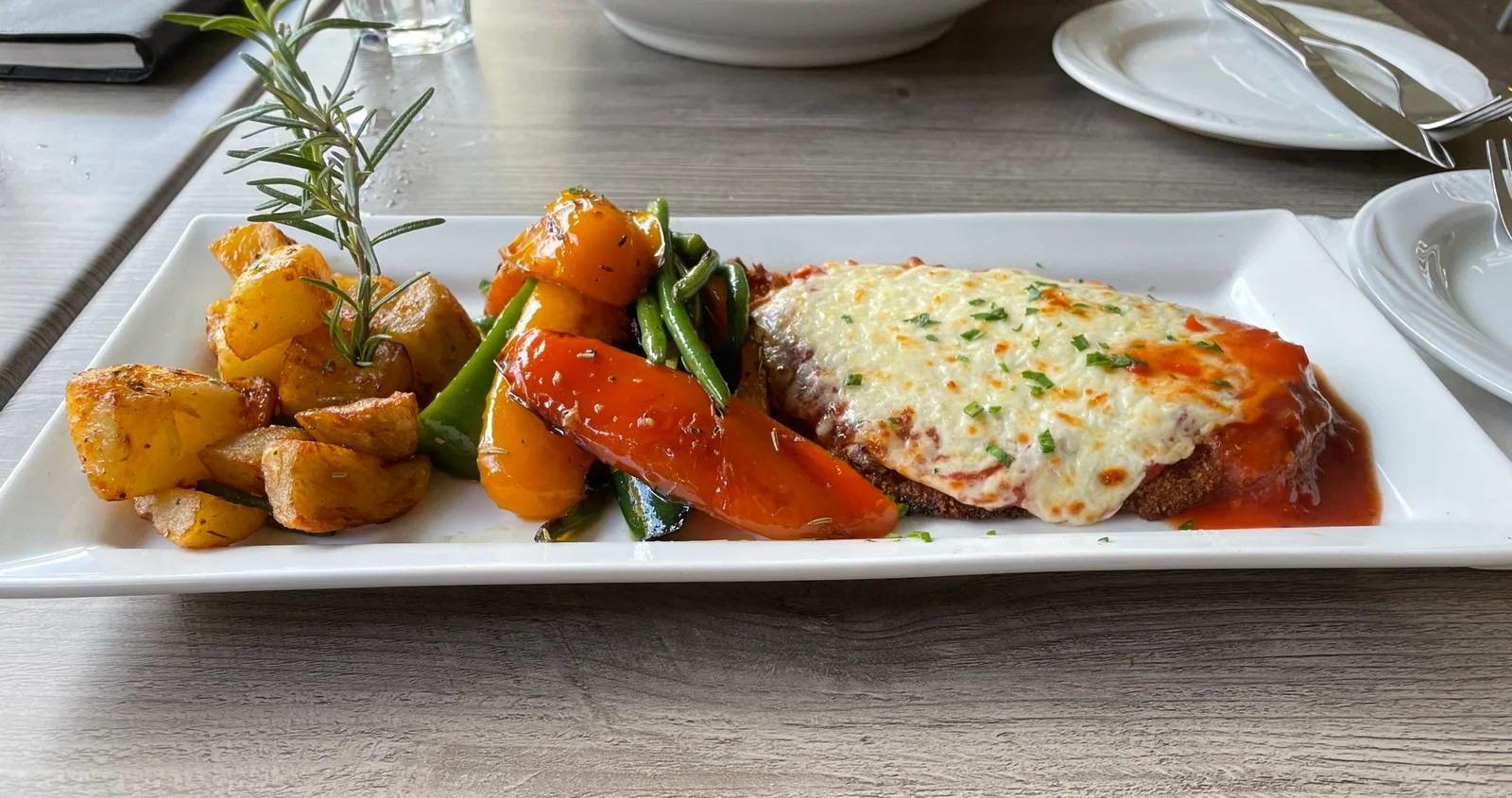 Restaurant Bellissimo is located at 484 Lakeshore Dr, Dorval, Quebec.  You can dine-in, use a curbside pickup or get delivery.  The phone number is (514) 631-7074.