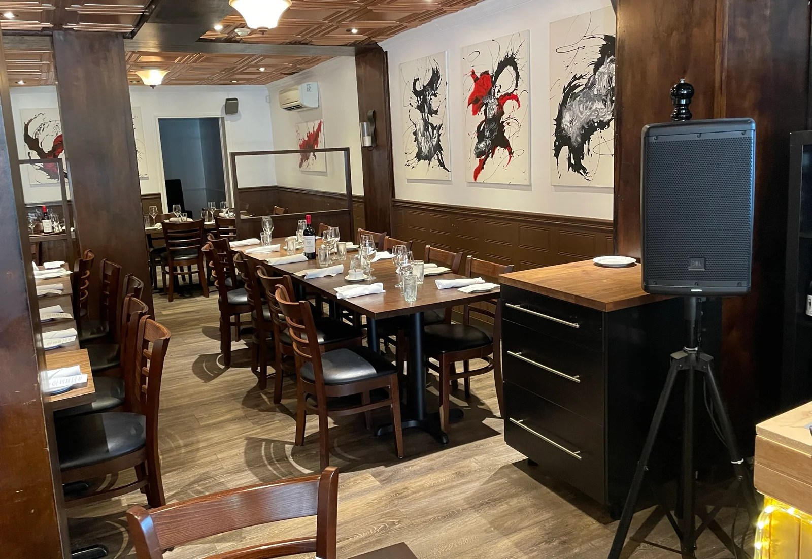 Restaurant Bellissimo is located at 484 Lakeshore Dr, Dorval, Quebec.  You can dine-in, use a curbside pickup or get delivery.  The phone number is (514) 631-7074.