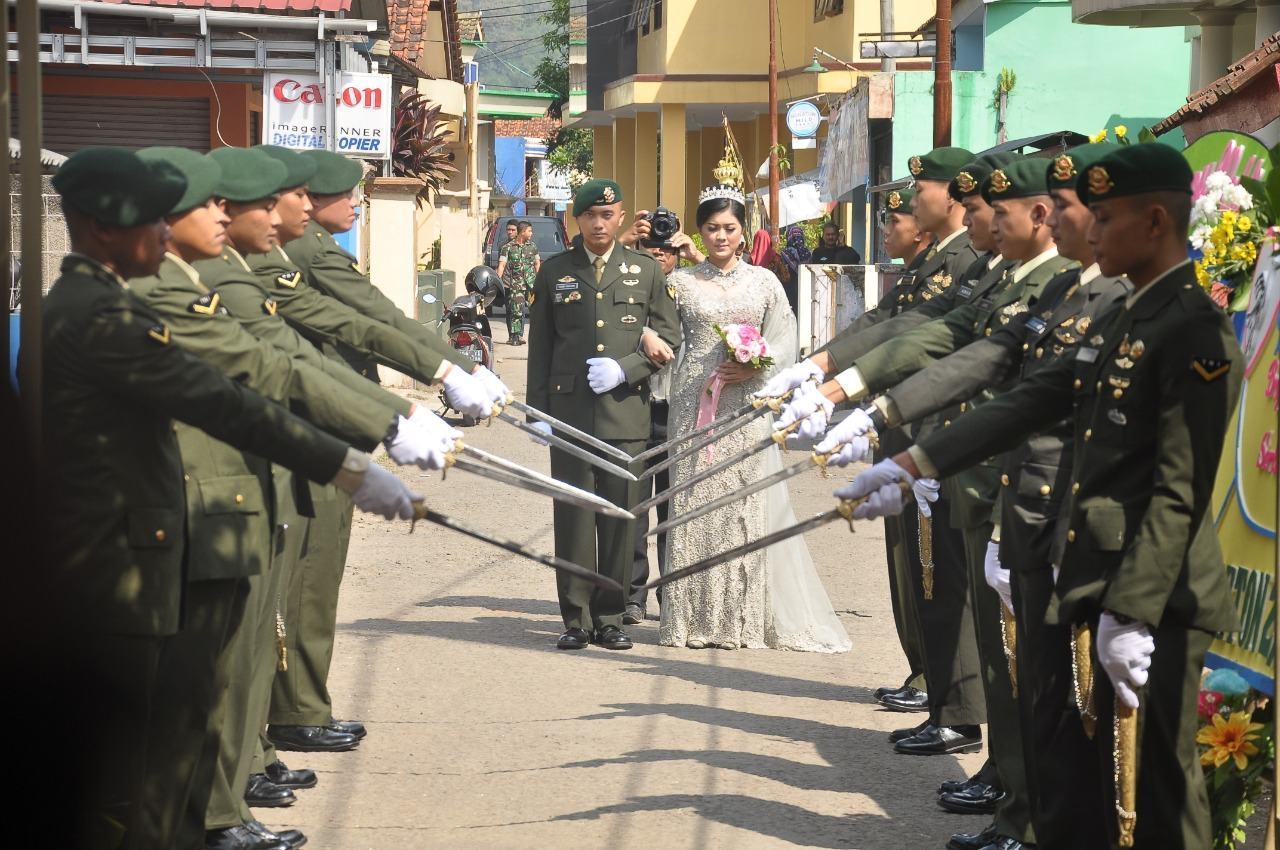 Berbagai 72 foto prewedding romantis tentara terupdate saat ini, untuk kamu yang gemar perang gambar di sosmed seperti di facebook, line, . Momen Romantis Prajurit Tni Dan Polwan Nikah Portal Berita Nusantara Medan Sumatera Utara