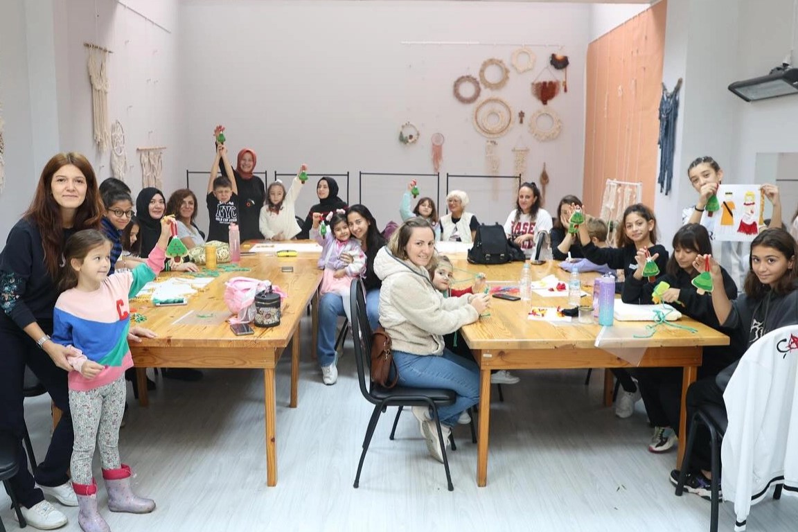 Eğitim öğretime verilen ara tatilde Mudanya’da çocuklar, anneleriyle birlikte el