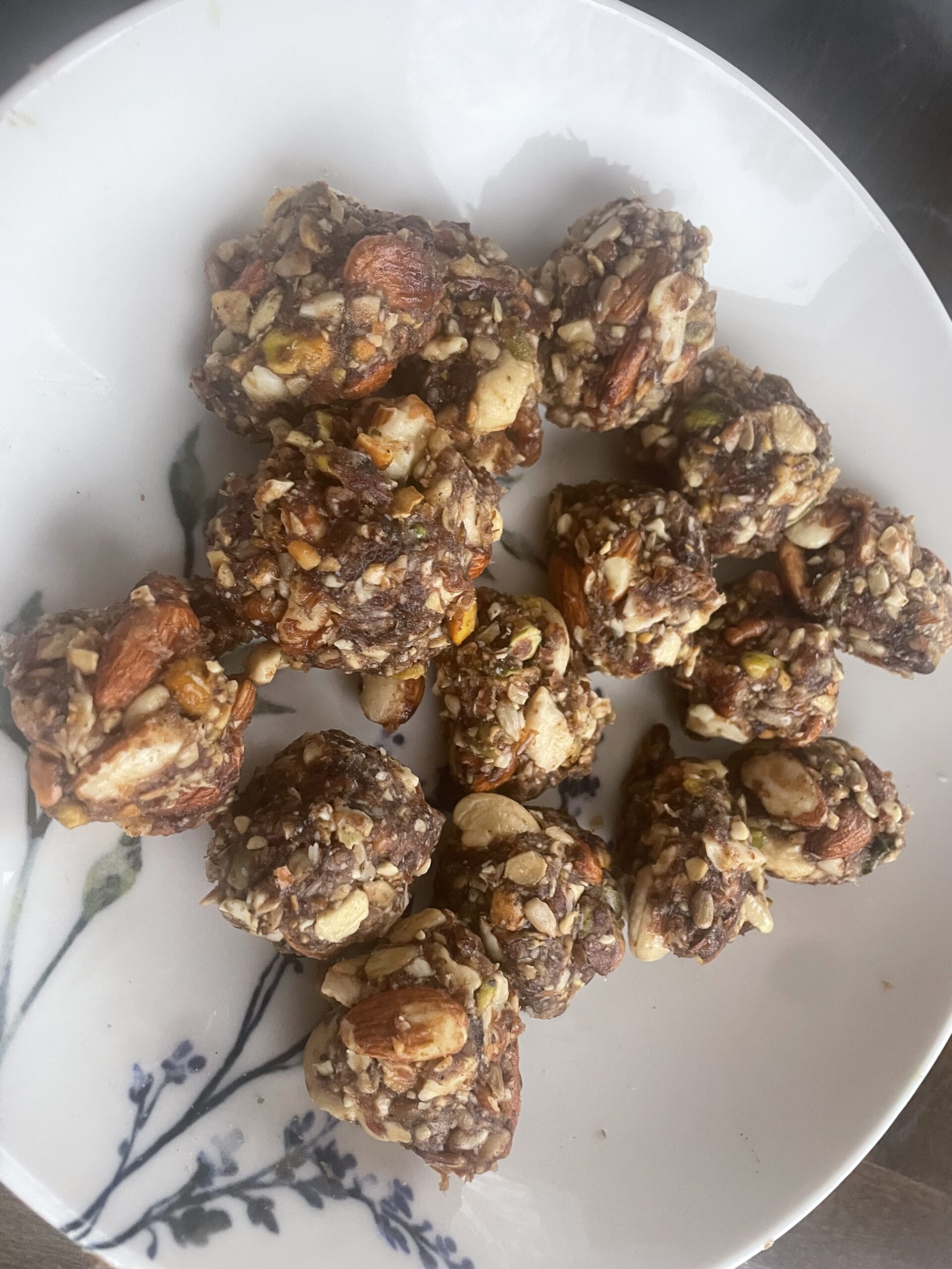 Healthy Dry Fruit Energy Bites (No Sugar, No Oil)