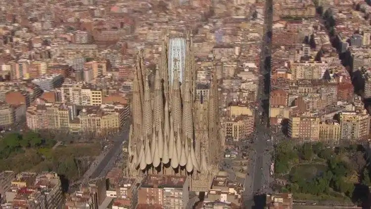 Locals in barcelona accuse religious foundation in charge of gaudí's masterpiece of highhandedness. Asi De Espectacular Sera La Sagrada Familia En El Ano 2026 Video
