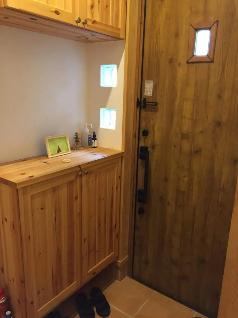 狭小住宅の玄関で工夫したのはガラスブロックの明かり窓 広さ