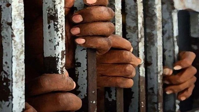 پولیس اہلکار گرفتار