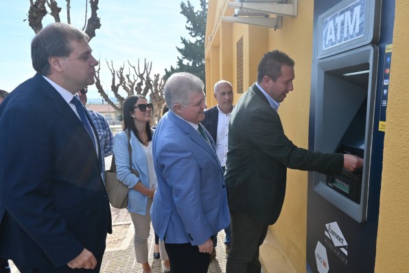 Juan Jesús Moreno inaugurando el cajero de Yéchar