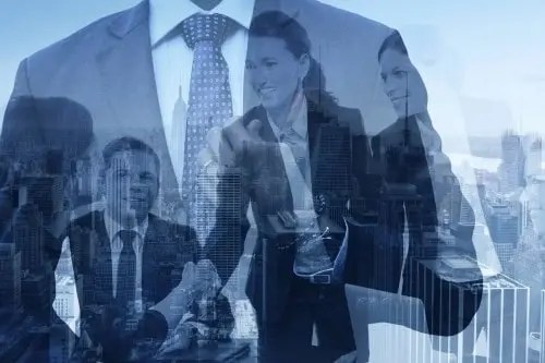 ejecutivos-de-empresas-cerrando-negocios-luego-de-estrategia-exitosa