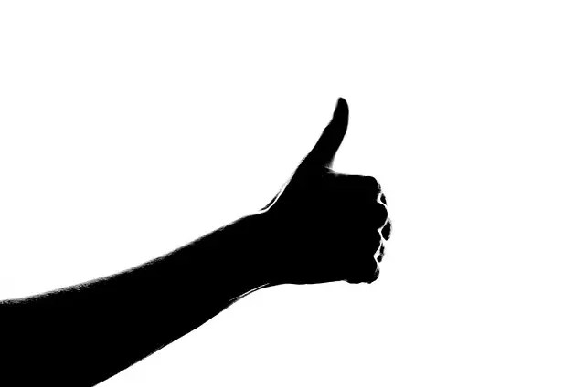 recomendaciones-aplicación-análisis-dafo-mano-con-pulgar-hacia-arriba