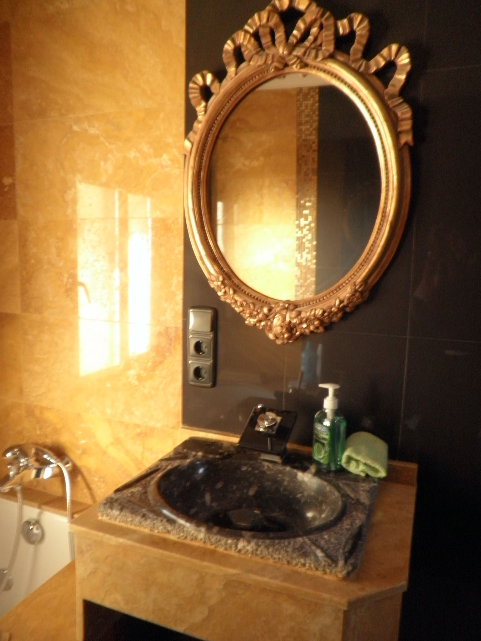 BAÑO-SARA