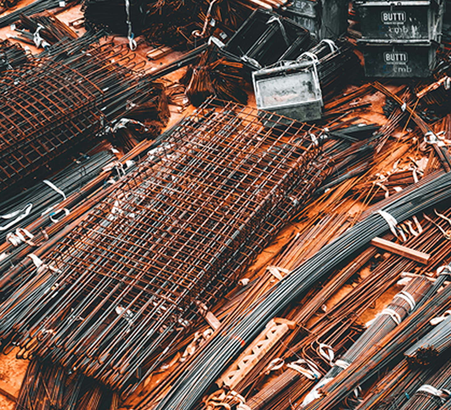 Metal structures for reinforced concrete