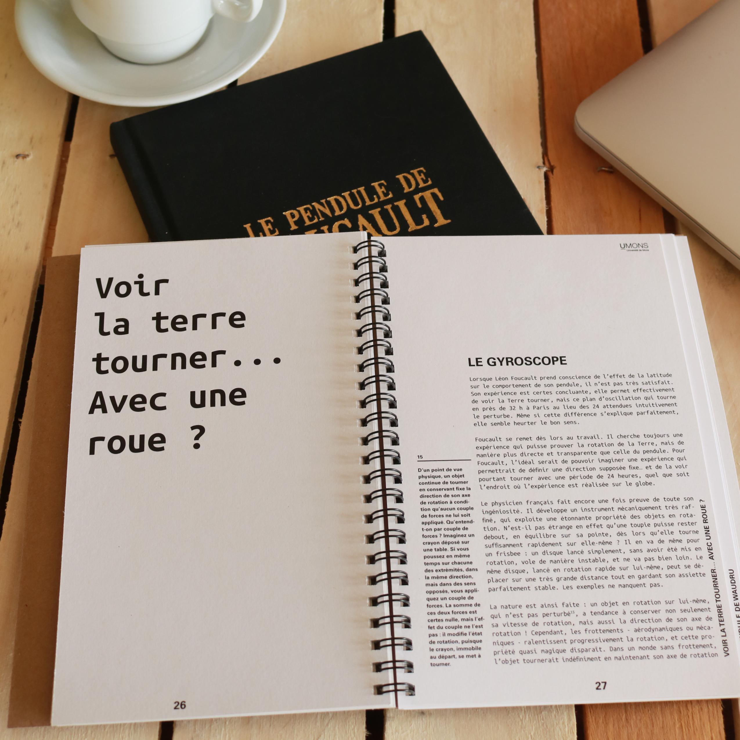 Trois piliers de la maison d'édition garamond, belbo, diotallevi et casaubon, jouant avec leur intelligence, trouvent . Le Pendule De Foucault Livret Mumons