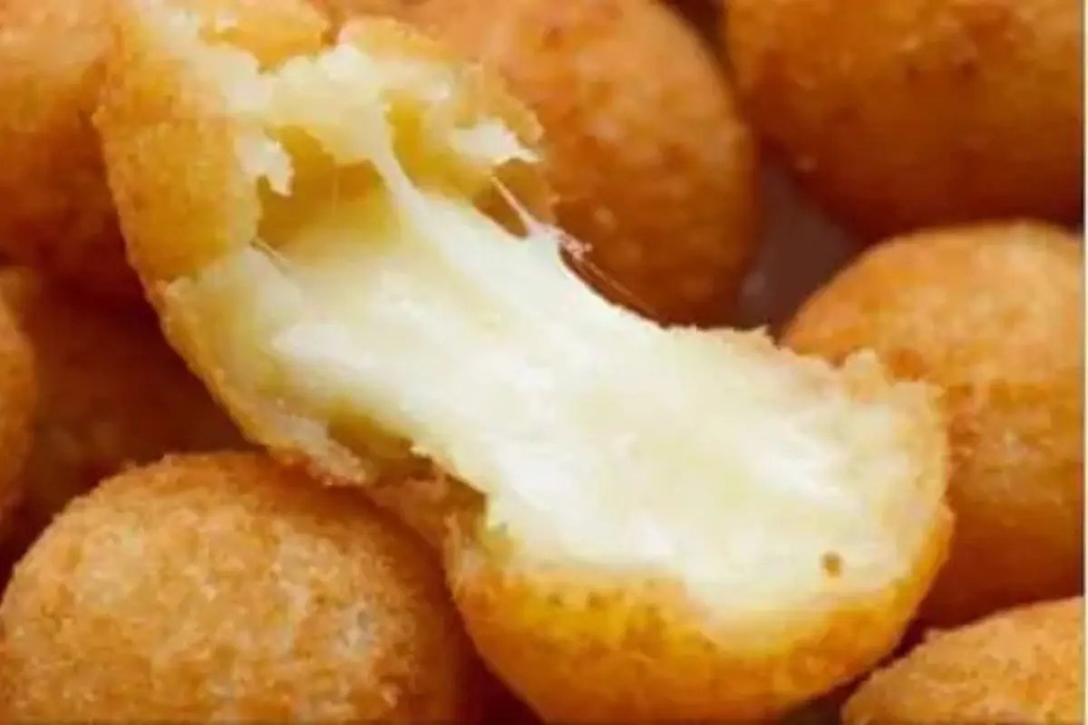 bolinhos de mandioca, bolinhos saudáveis, receita de mandioca com queijo, lanche saudável, bolinho fitness, low carb, receita fácil, comida caseira, snacks nutritivos, mandioca cozida, queijo mussarela, versão light, dieta saudável, emagrecimento, receita low carb, lanche rápido, comida brasileira, petisco saudável, culinária fitness, alimentação balanceada, receita prática, bolinhos assados, comida funcional, pré-treino, pós-treino, receitas para vender, renda extra, culinária saudável, dicas de alimentação, receitas do blog, Mundo de Delícias,