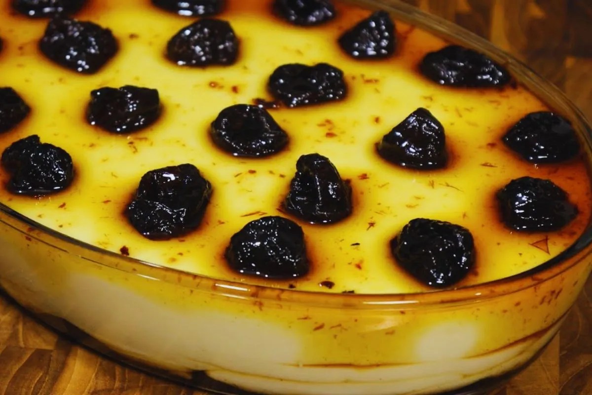 manjar de coco com calda de ameixa, receita de manjar de coco, sobremesa com coco e ameixa, manjar de coco tradicional, como fazer manjar de coco, manjar de coco fácil, manjar de coco simples, receita de manjar com calda de ameixa, manjar de coco fitness, manjar de coco low carb, sobremesa clássica brasileira, sobremesa gelada com coco, doce com leite de coco, receita de sobremesa natalina, manjar de coco caseiro,