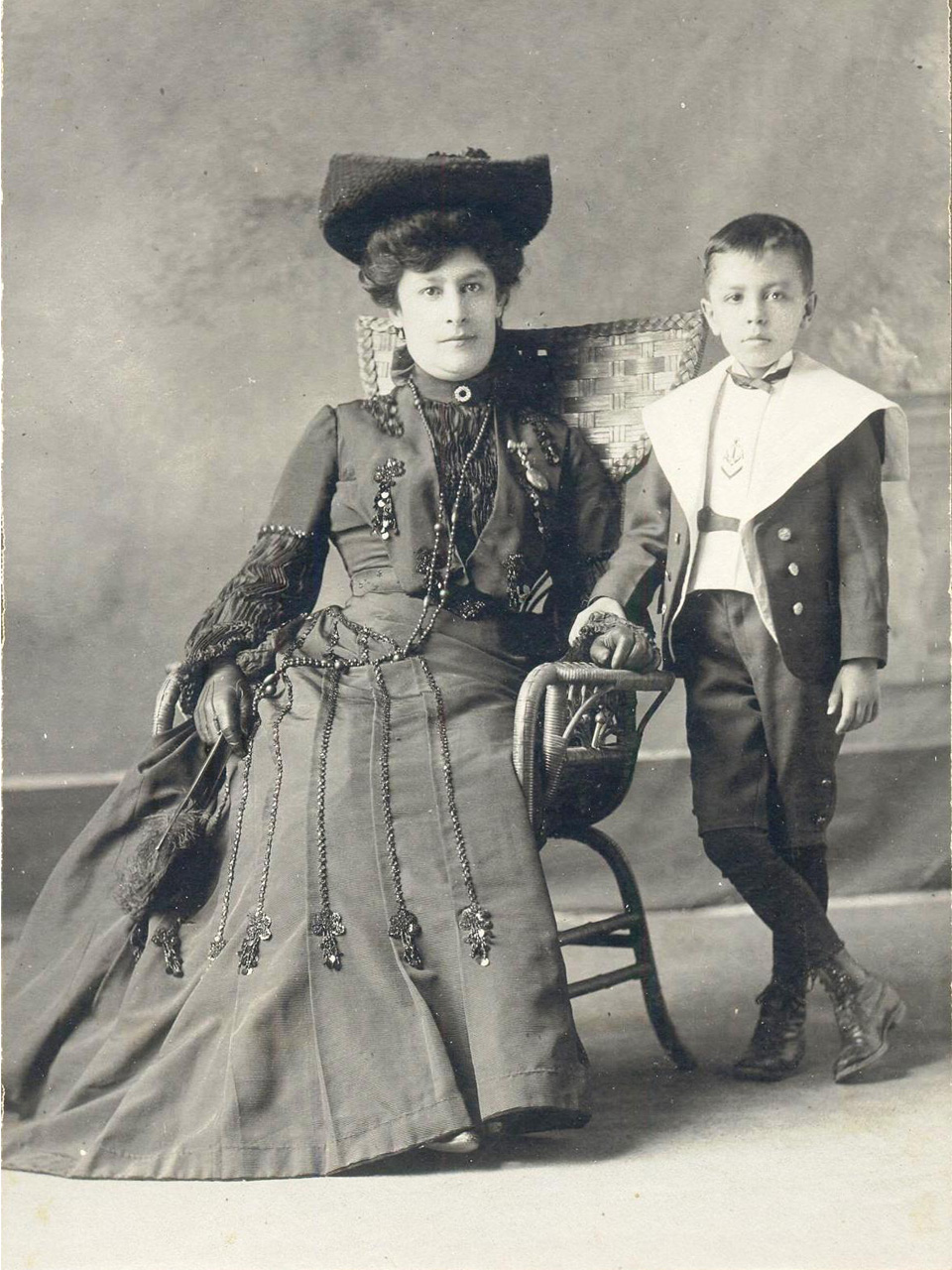 Manuel Gómez Morin junto con su madre, Doña Conchita. Foto ITAM