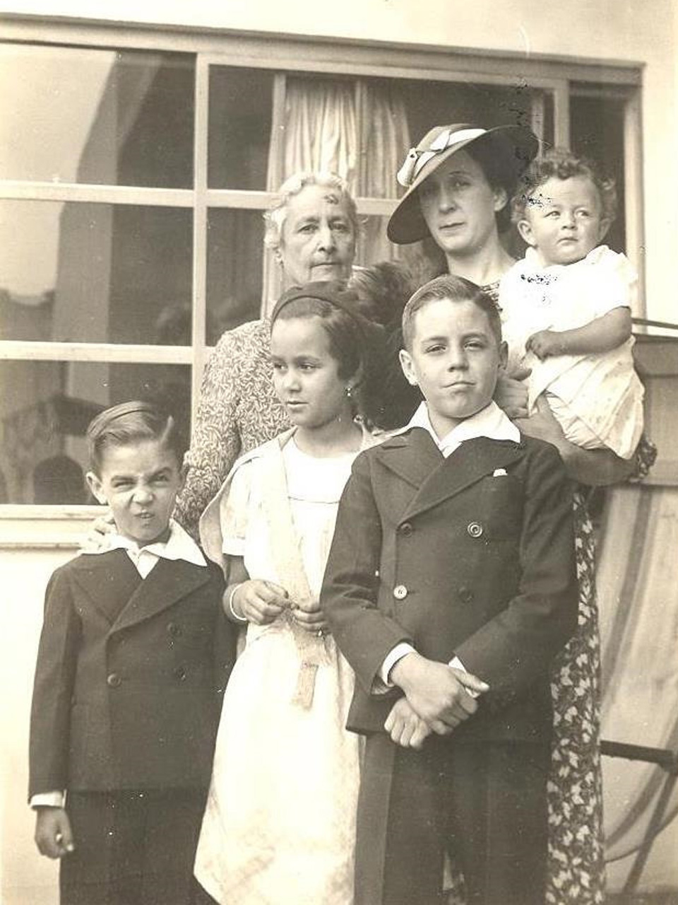 Doña Conchita, madre de Gómez Morin, Lidia Torres con Margarita (en brazos), Gabriela (centro), Mauricio (izquierda) y Juan Manuel (derecha). Foto ITAM