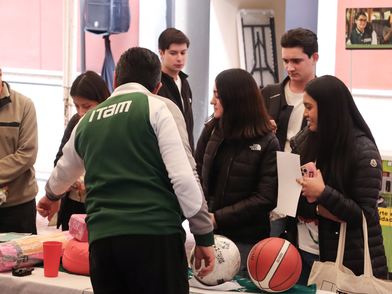 Equipo de deportes con estudiantes. Foto ITAM