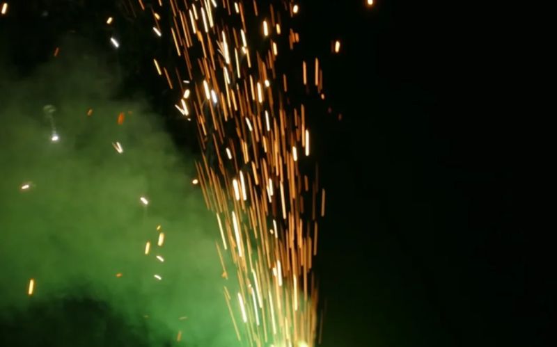 Things To Consider Before Setting Off Fireworks - Gradient Wallpapers - Incredible Retina Collection