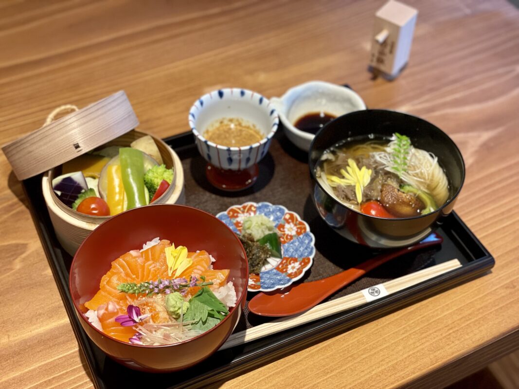 ドッグルハウス_紅富士マス刺身丼×三ヶ日牛時雨煮と浜松野菜煮麺