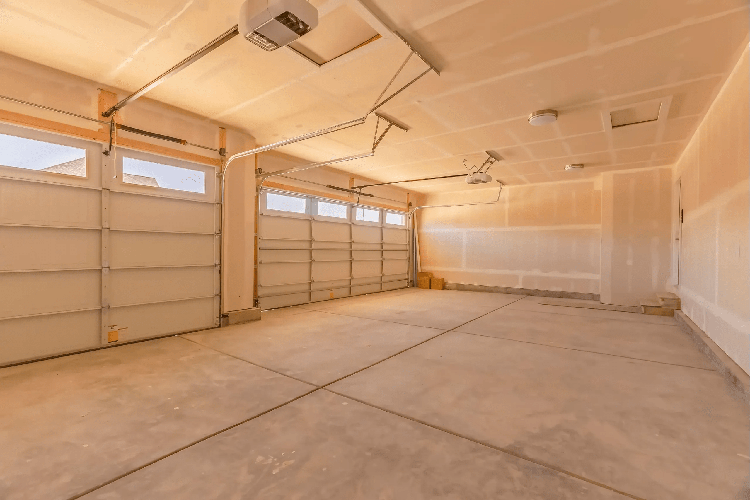 Un grand garage sans signe visible d'humidité